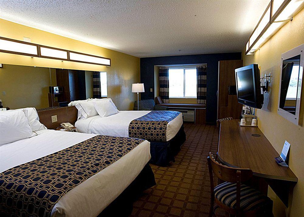 Quality Inn & Suites Watertown Fort Drum Calcium Zimmer foto